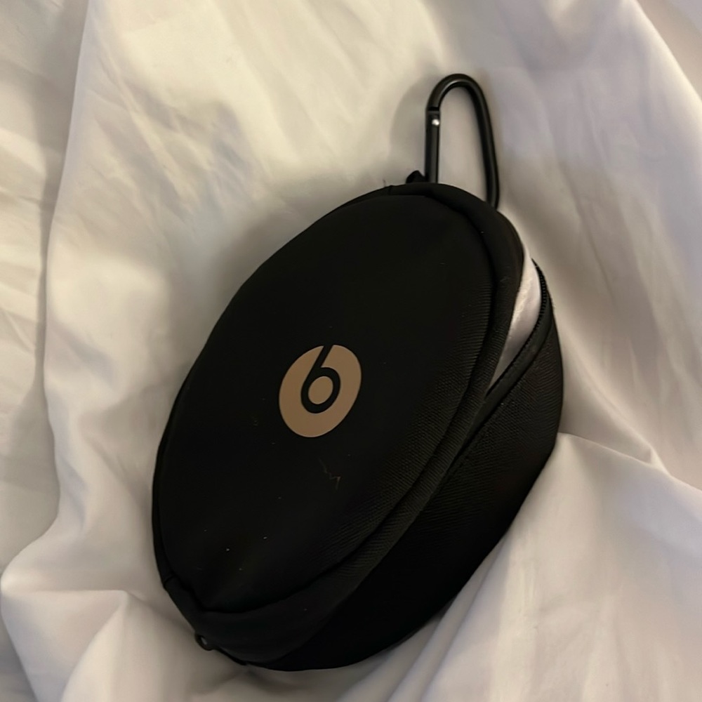 Black Beats by Dre solo pouch carrying case